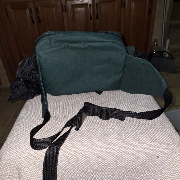An Explorer fishing fanny pack. It's pre-owned but in great condition. - Picture 3 of 6